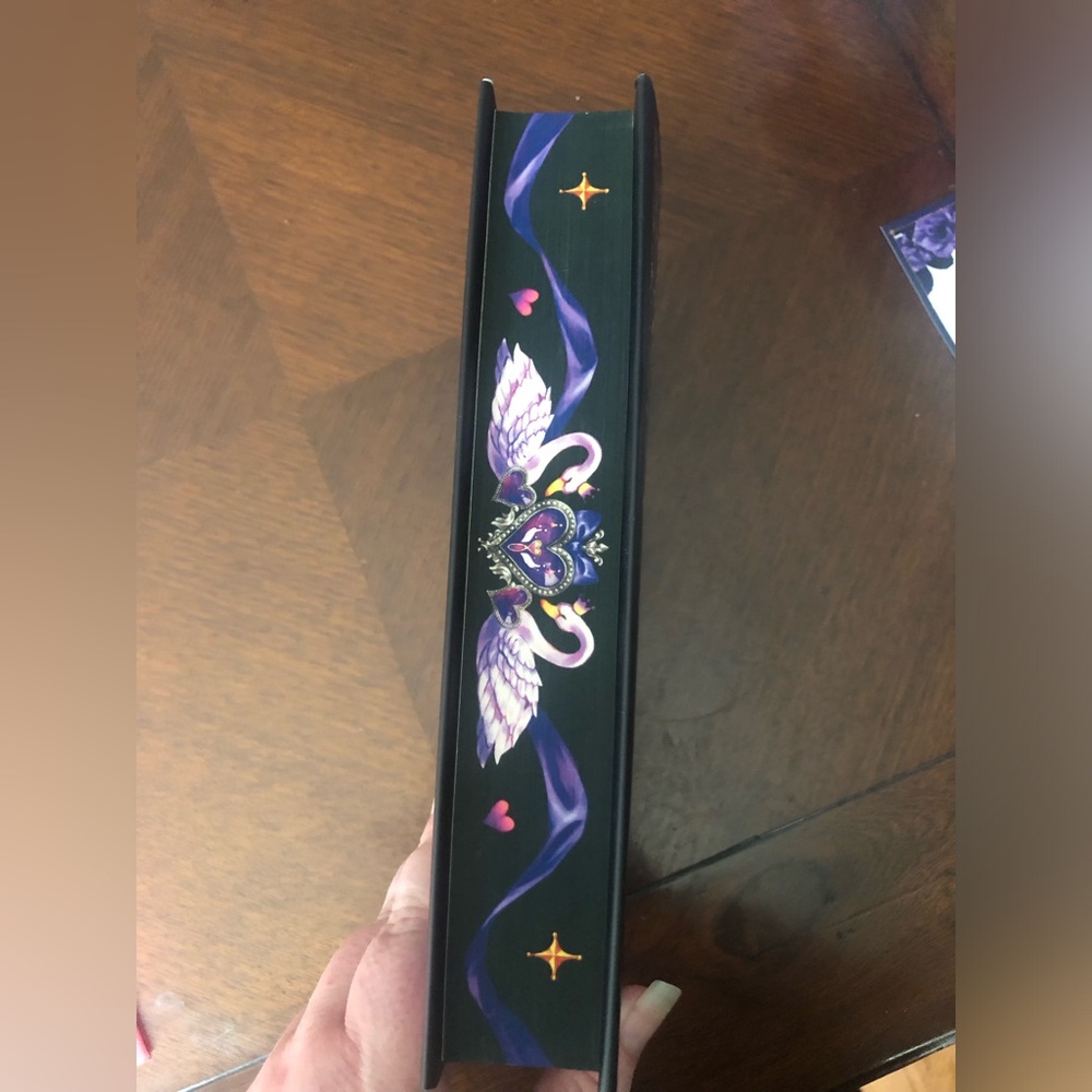SIGNED Fairyloot Exclusive Edition THE FAVOURITES by Layne Fargo - Picture 3 of 8